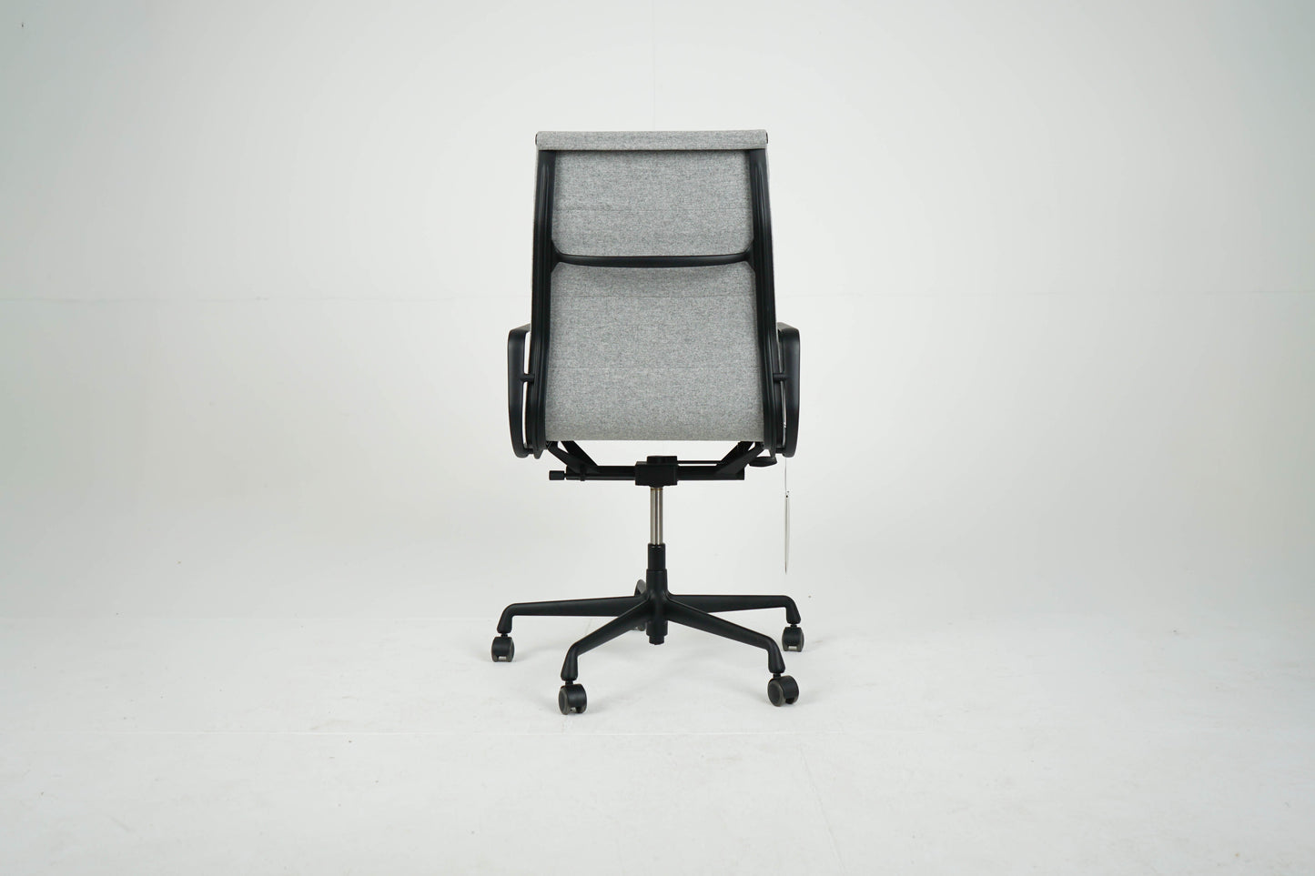Vintage Schreibtischstuhl "EA 219" Softpad grau von Vitra