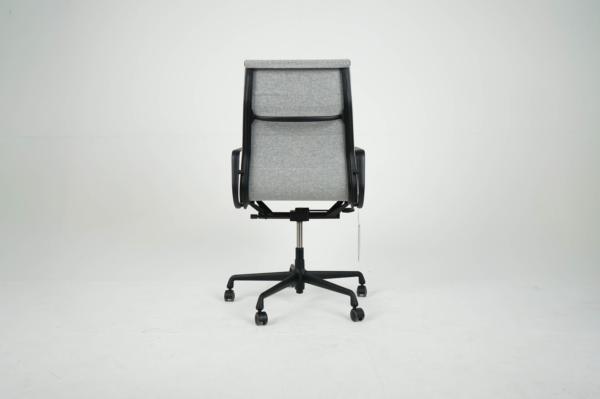 Vintage Schreibtischstuhl "EA 219" Softpad grau von Vitra