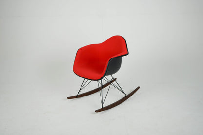 Vintage Schaukelstuhl "RAR" von Eames in Rot