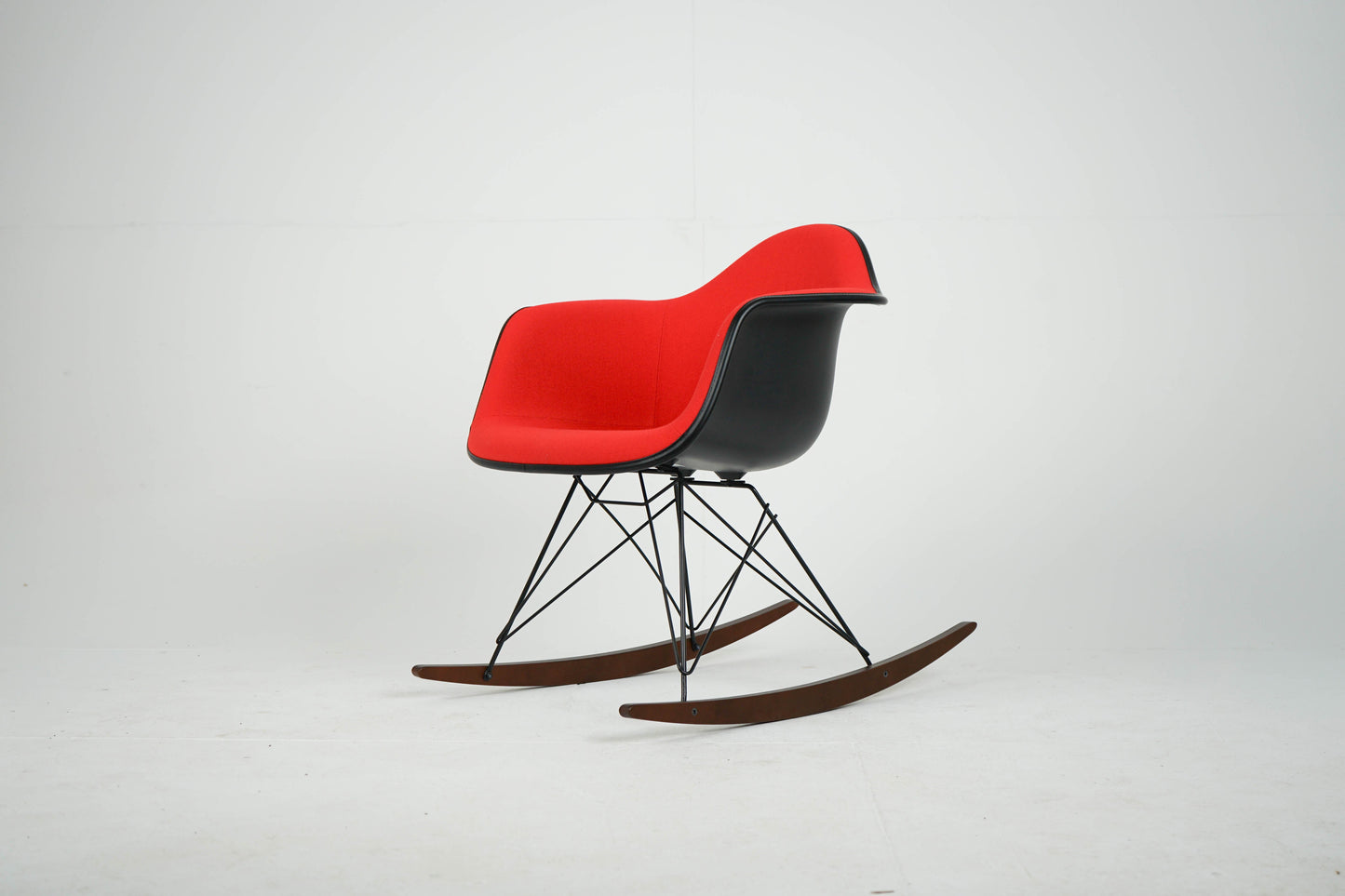 Vintage Schaukelstuhl "RAR" von Eames in Rot