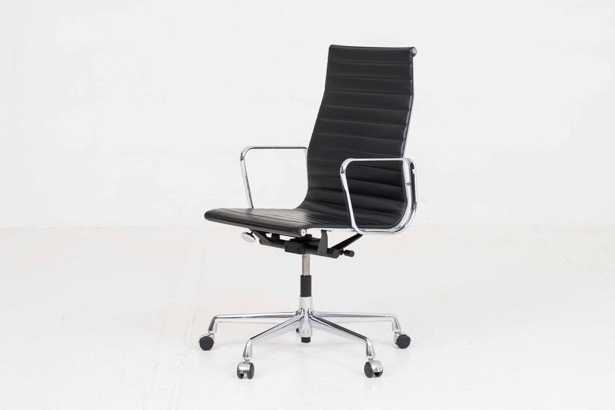 Bürostuhl EA 119 von Charles und Ray Eames für Vitra in schwarzem Leder