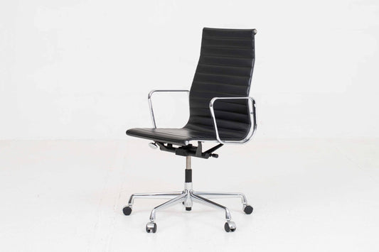 Bürostuhl EA 119 von Charles und Ray Eames für Vitra in schwarzem Leder