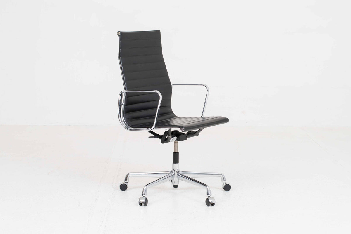 Bürostuhl EA 119 von Charles und Ray Eames für Vitra in schwarzem Leder