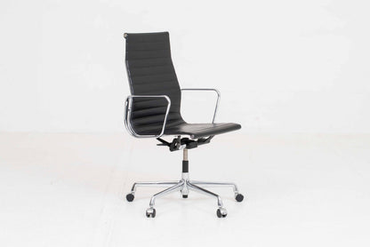 Bürostuhl EA 119 von Charles und Ray Eames für Vitra in schwarzem Leder