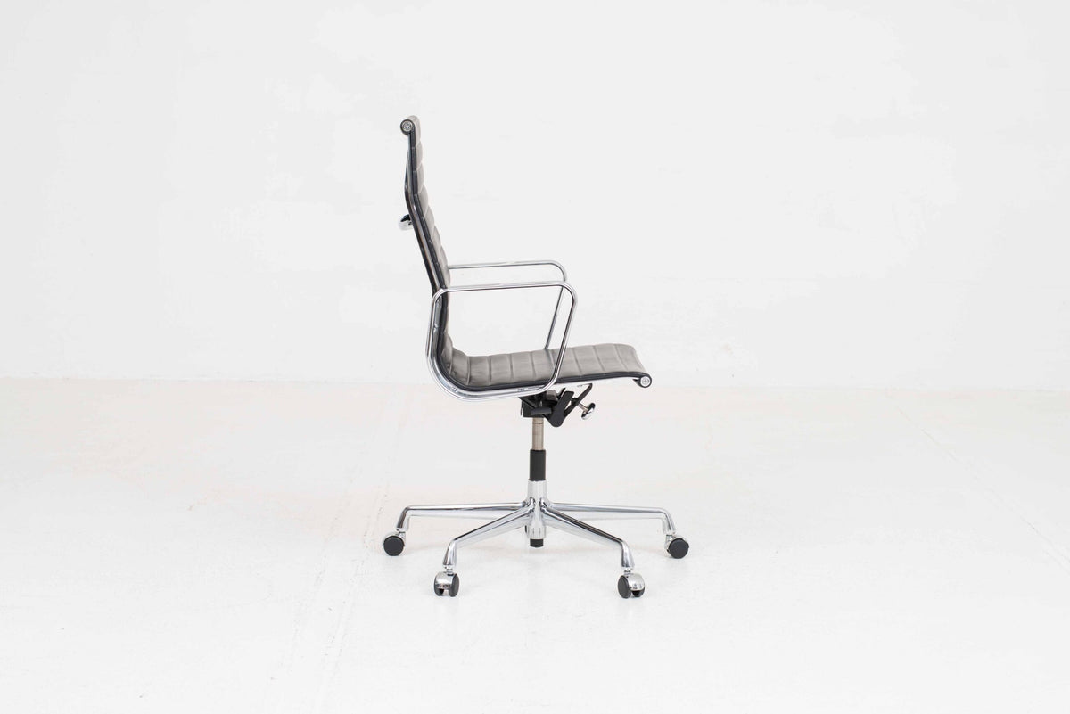 Bürostuhl EA 119 von Charles und Ray Eames für Vitra in schwarzem Leder