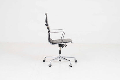 Bürostuhl EA 119 von Charles und Ray Eames für Vitra in schwarzem Leder