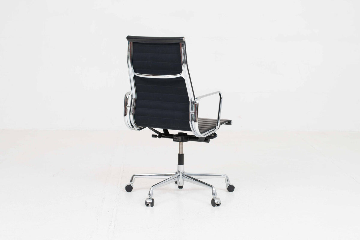 Bürostuhl EA 119 von Charles und Ray Eames für Vitra in schwarzem Leder