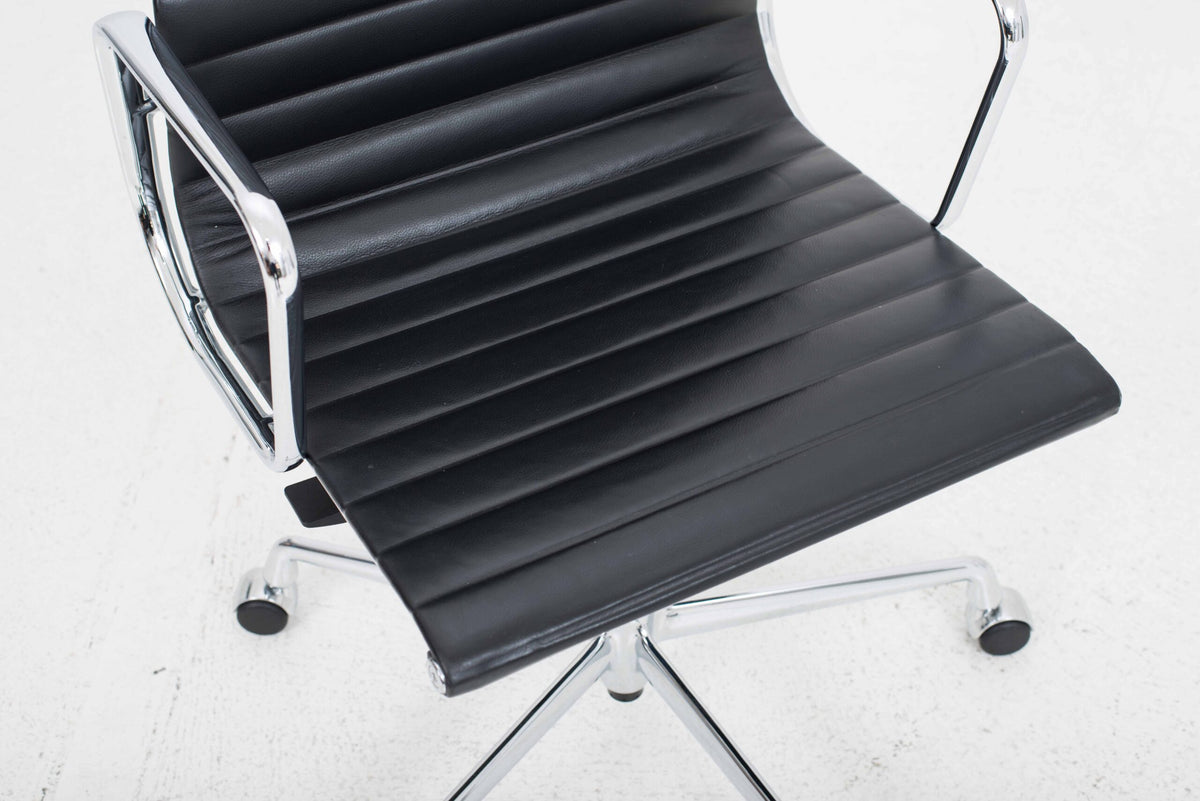 Bürostuhl EA 119 von Charles und Ray Eames für Vitra in schwarzem Leder