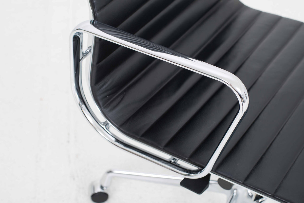 Bürostuhl EA 119 von Charles und Ray Eames für Vitra in schwarzem Leder