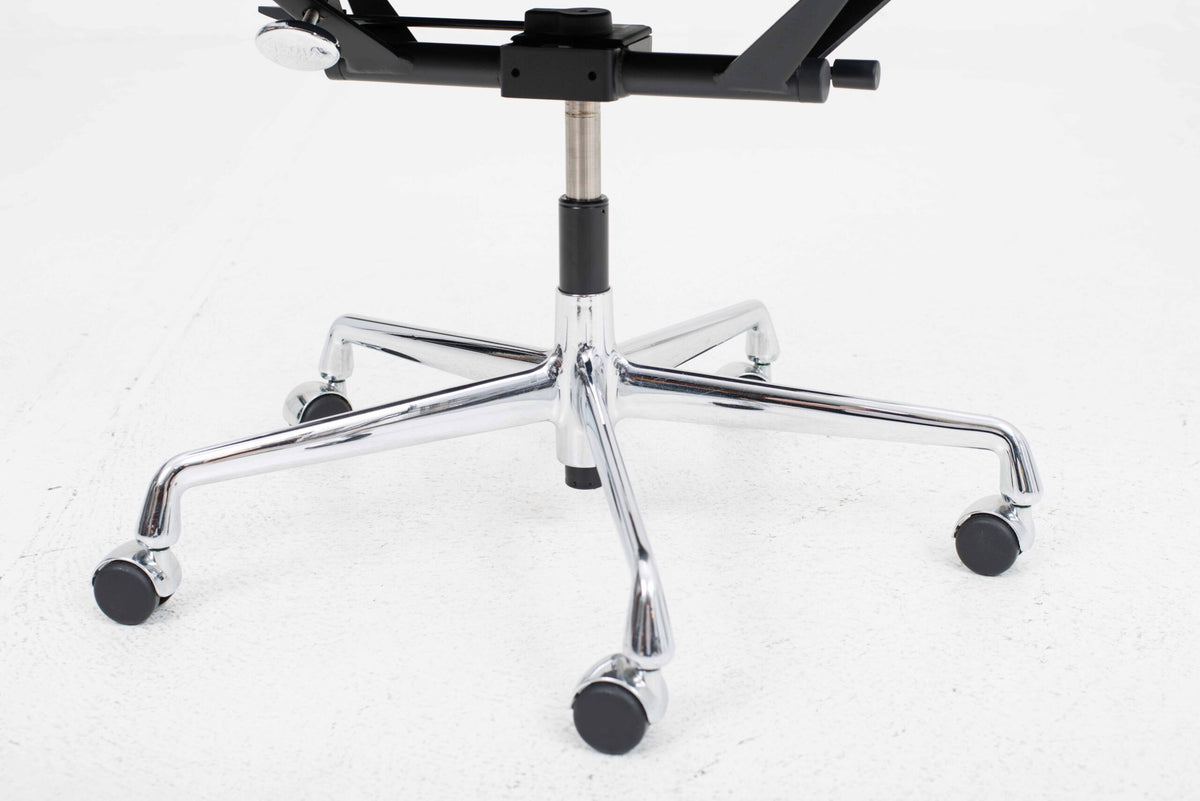 Bürostuhl EA 119 von Charles und Ray Eames für Vitra in schwarzem Leder