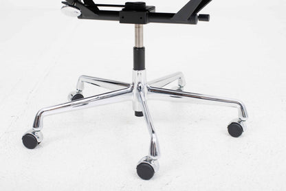 Bürostuhl EA 119 von Charles und Ray Eames für Vitra in schwarzem Leder