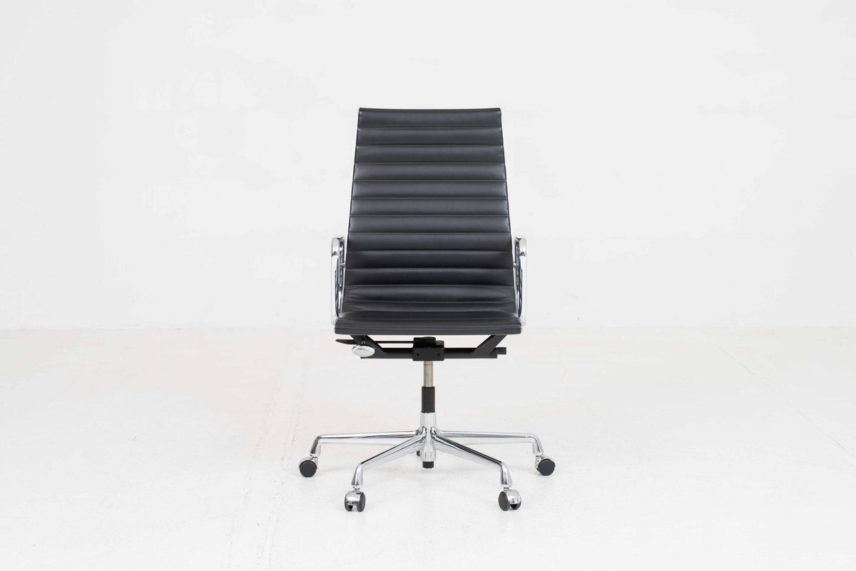 Bürostuhl EA 119 von Charles und Ray Eames für Vitra in schwarzem Leder