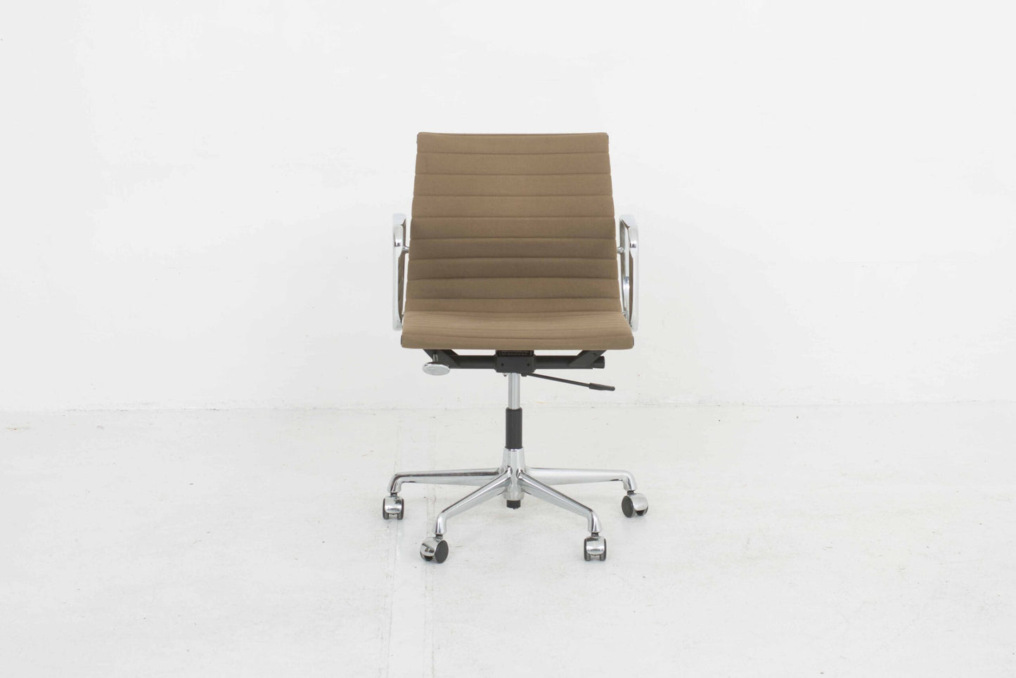 Vintage Bürostuhl EA 117 von Eames für Vitra in grünbraunem Hopsak, drehbar, höhenverstellbar