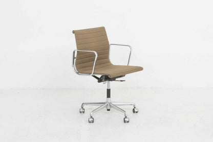 Vintage Bürostuhl EA 117 von Eames für Vitra in grünbraunem Hopsak, drehbar, höhenverstellbar