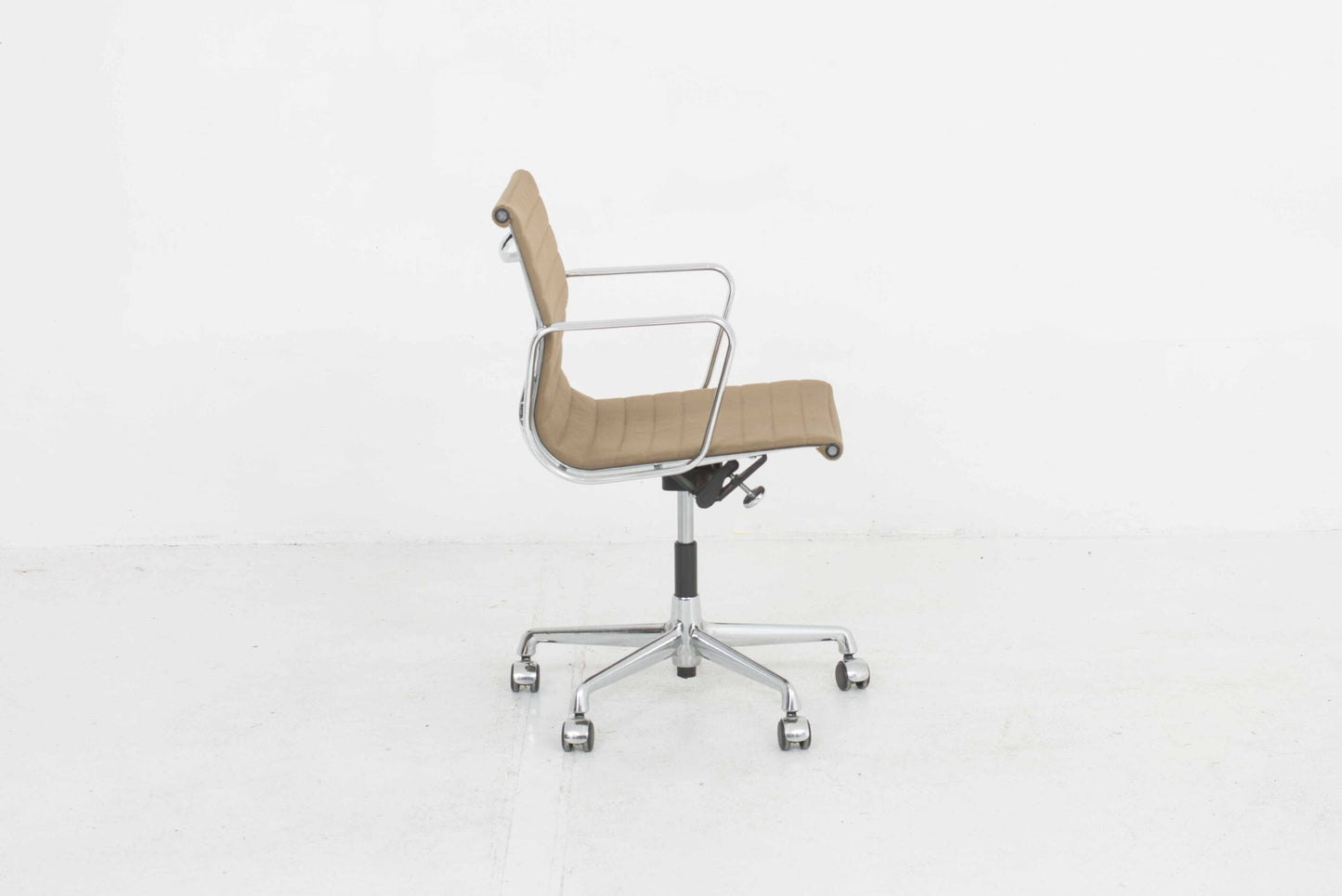Vintage Bürostuhl EA 117 von Eames für Vitra in grünbraunem Hopsak, drehbar, höhenverstellbar