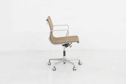 Vintage Bürostuhl EA 117 von Eames für Vitra in grünbraunem Hopsak, drehbar, höhenverstellbar