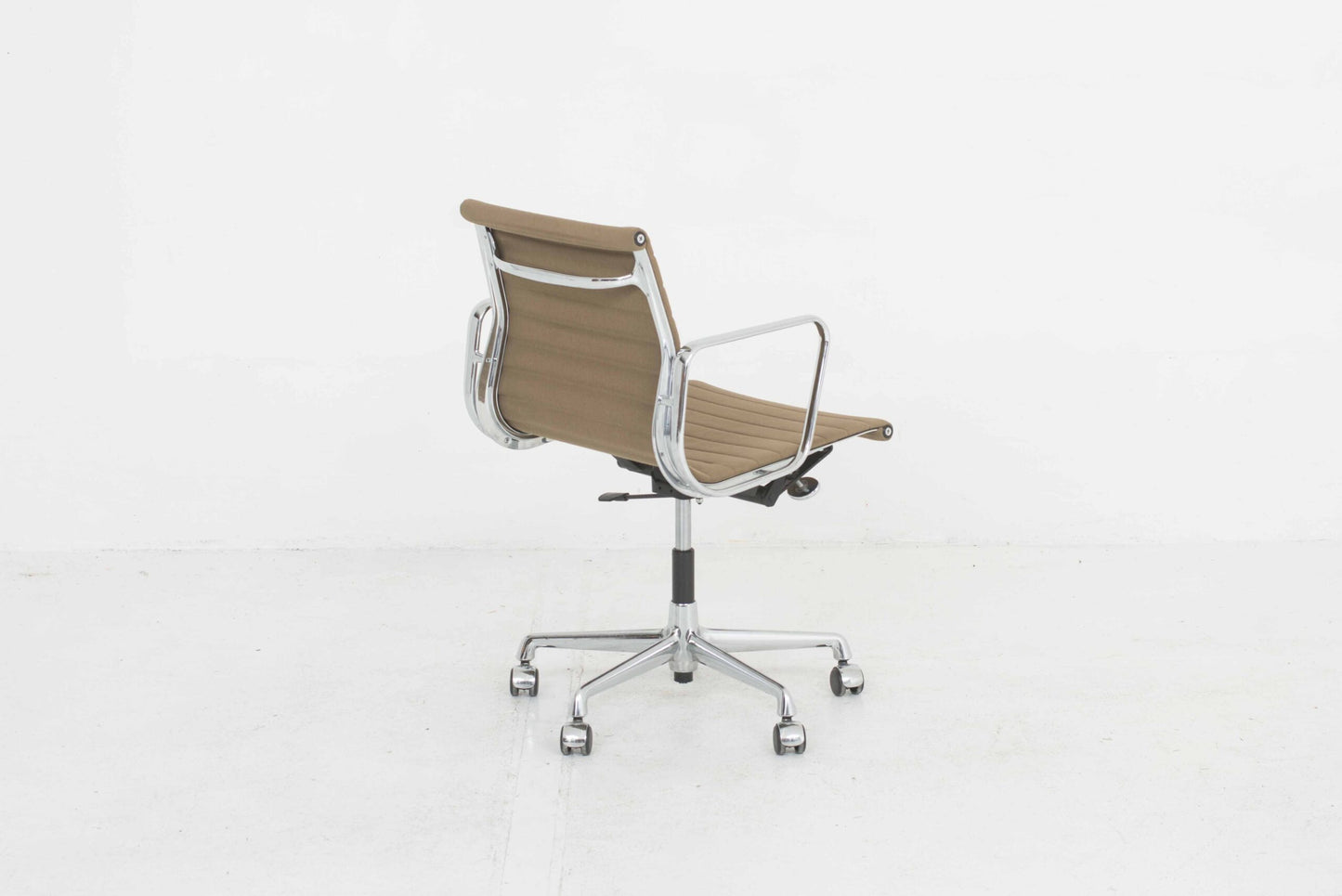 Vintage Bürostuhl EA 117 von Eames für Vitra in grünbraunem Hopsak, drehbar, höhenverstellbar