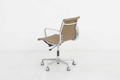 Vintage Bürostuhl EA 117 von Eames für Vitra in grünbraunem Hopsak, drehbar, höhenverstellbar