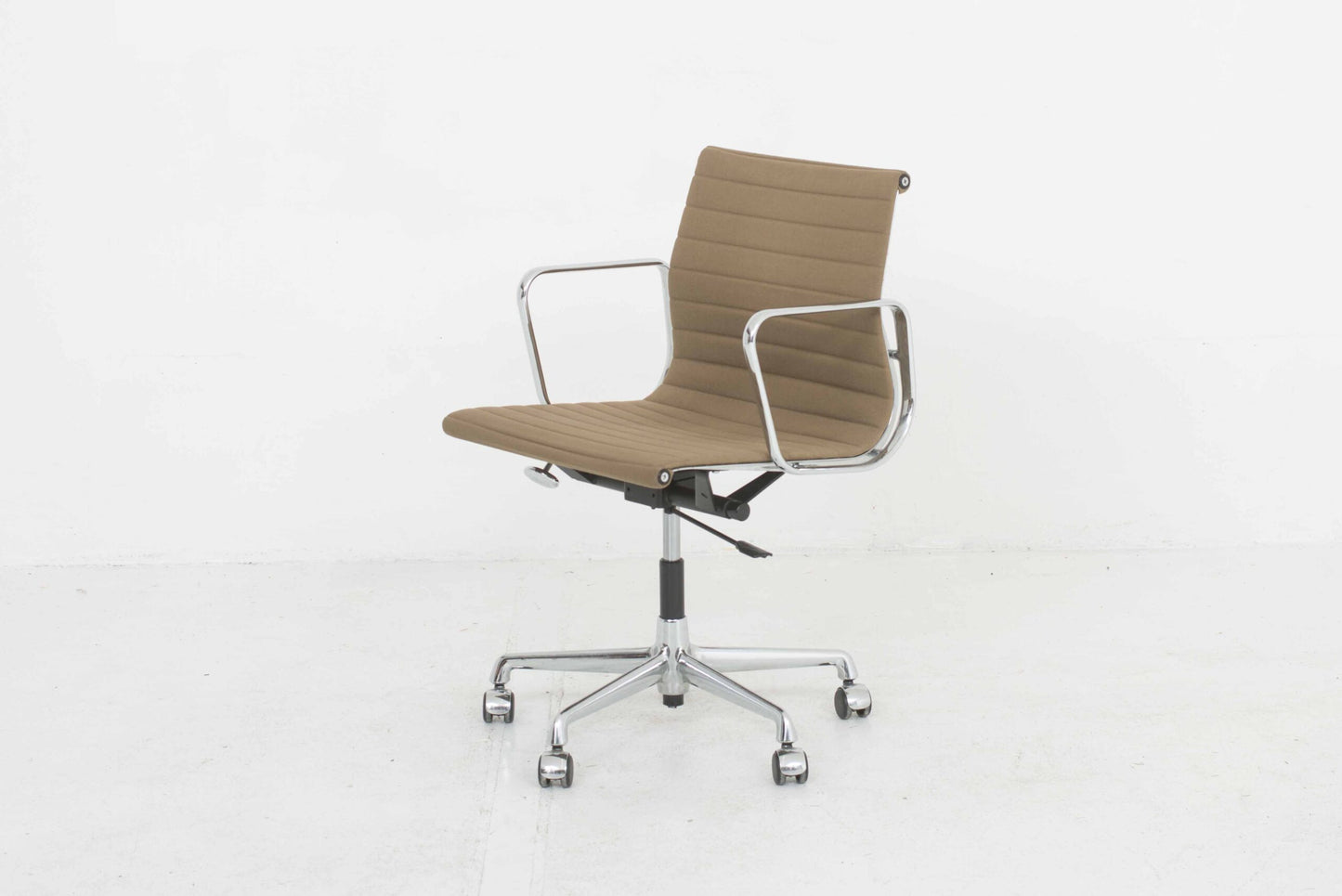 Vintage Bürostuhl EA 117 von Eames für Vitra in grünbraunem Hopsak, drehbar, höhenverstellbar