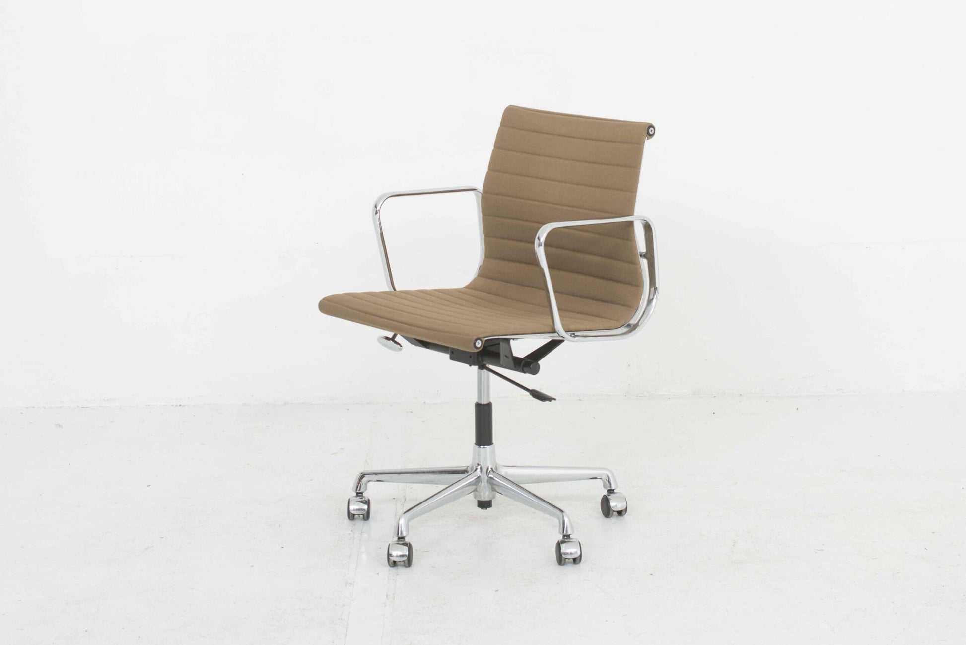 Vintage Bürostuhl EA 117 von Eames für Vitra in grünbraunem Hopsak, drehbar, höhenverstellbar
