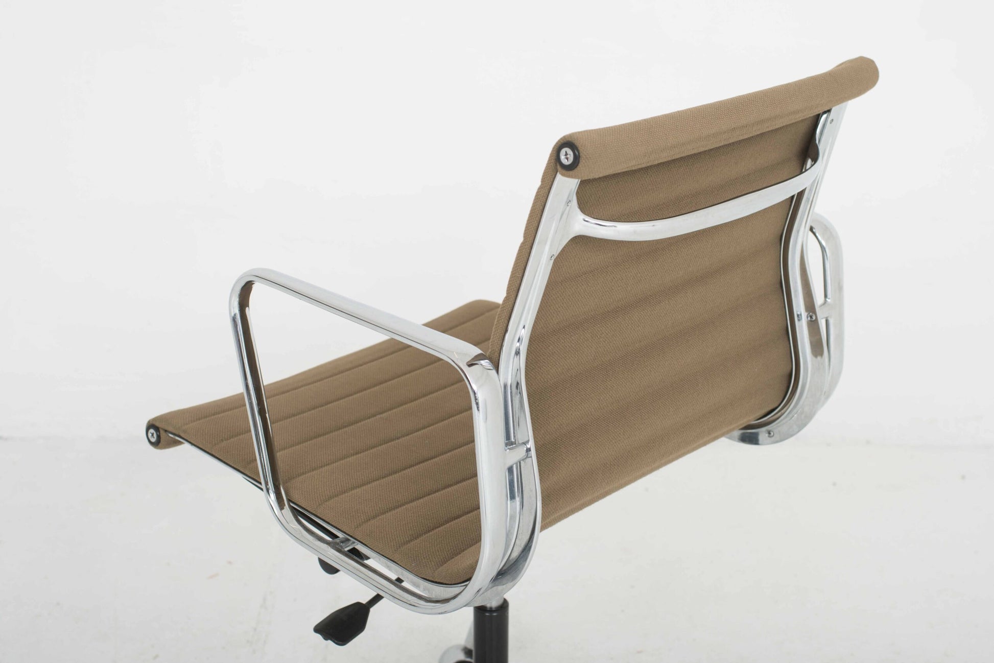 Vintage Bürostuhl EA 117 von Eames für Vitra in grünbraunem Hopsak, drehbar, höhenverstellbar