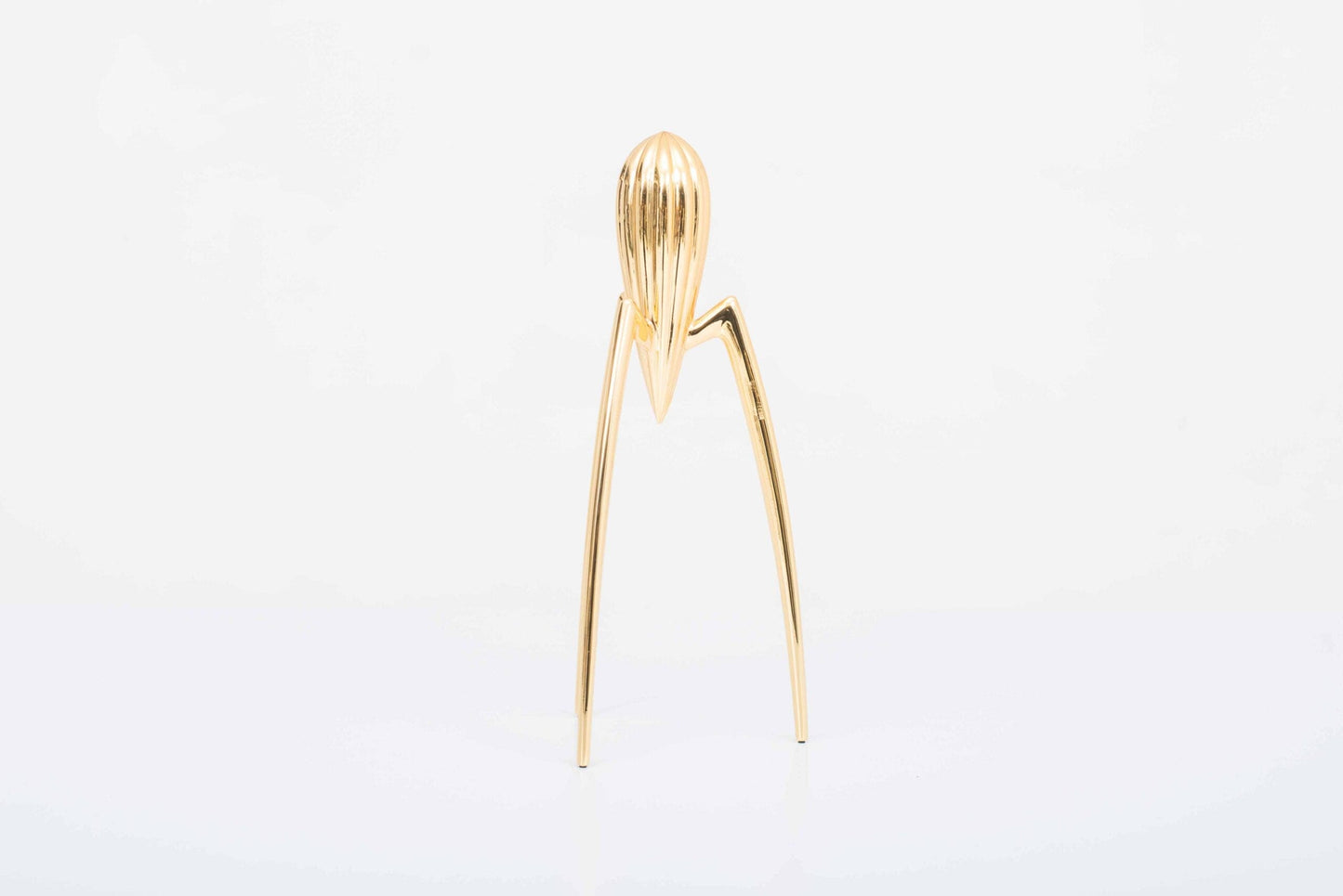Ray Hollis de Philippe Starck : la mise en scène de l'ubiquité de l'objet Ray Hollis de Philippe Starck : la mise en scène de l'ubiquité de l'objet