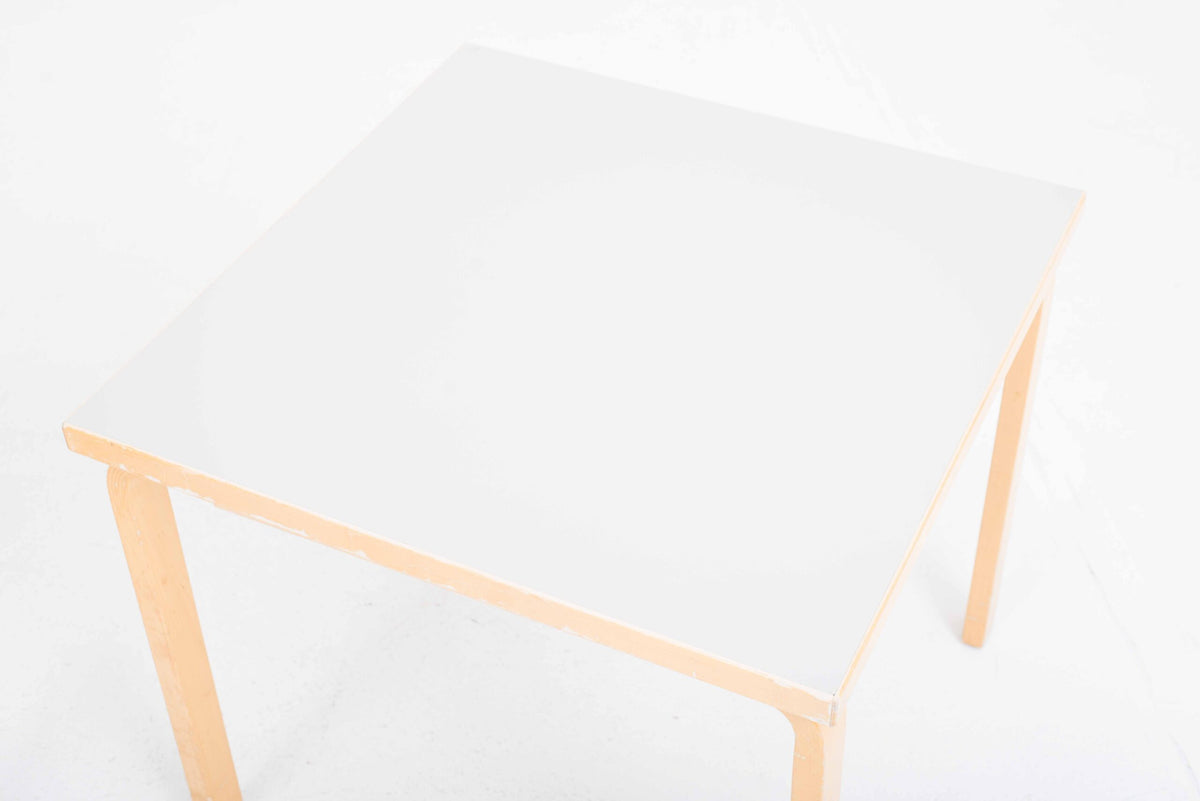 Vintage Tisch 90B von Alvar Aalto für Artek 80x80cm hellgrau HPL