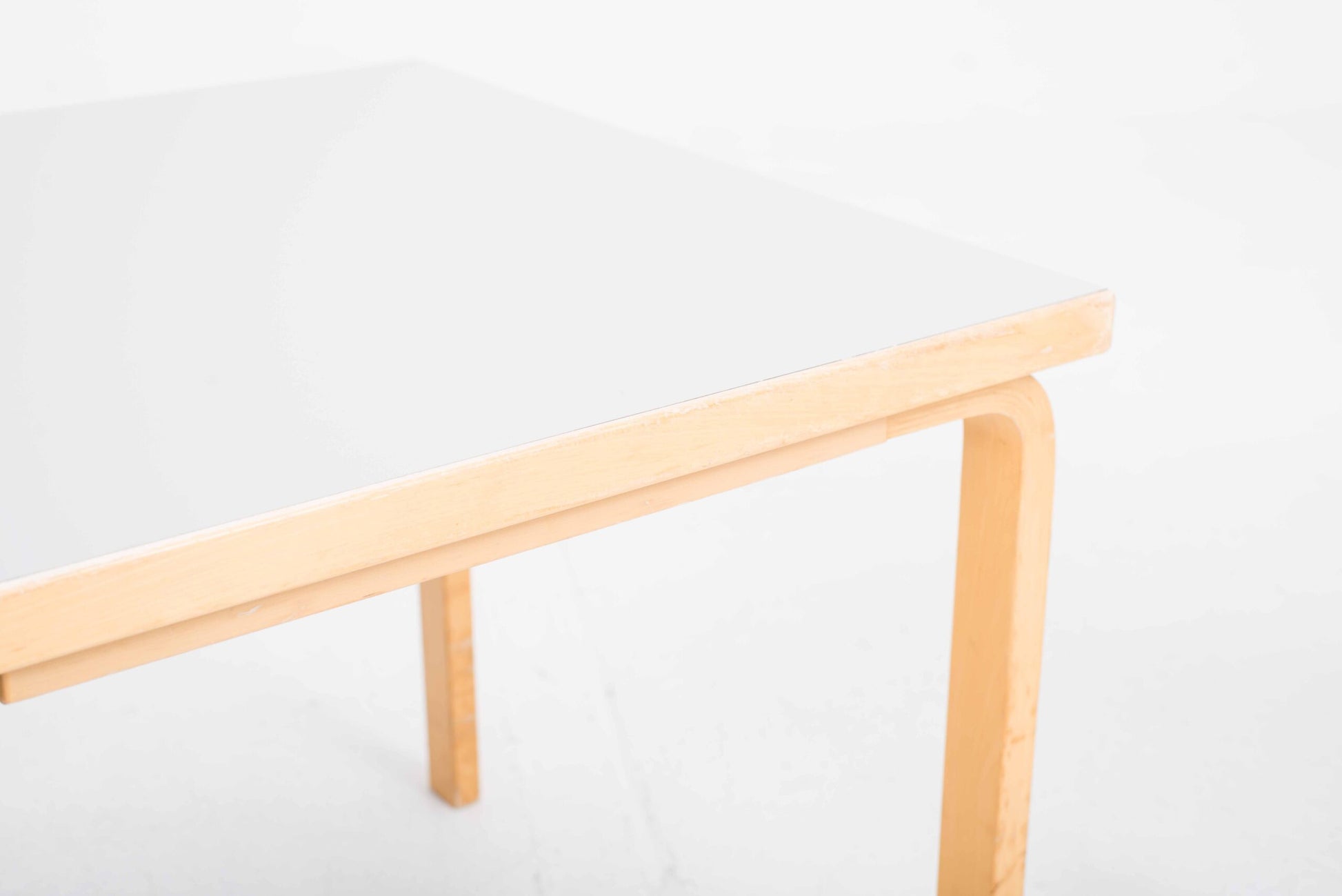 Vintage Tisch 90B von Alvar Aalto für Artek 80x80cm hellgrau HPL