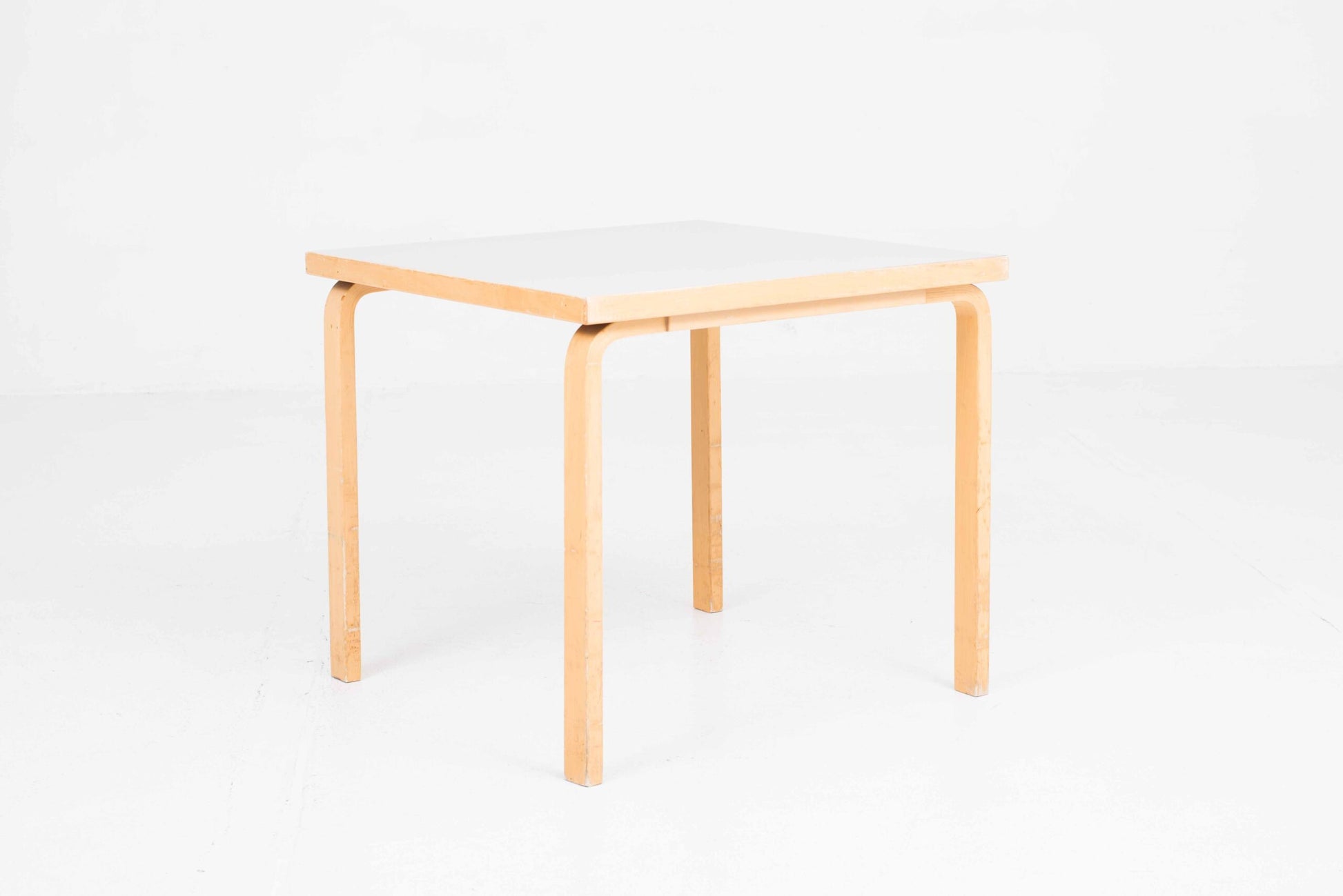 Vintage Tisch 90B von Alvar Aalto für Artek 80x80cm hellgrau HPL
