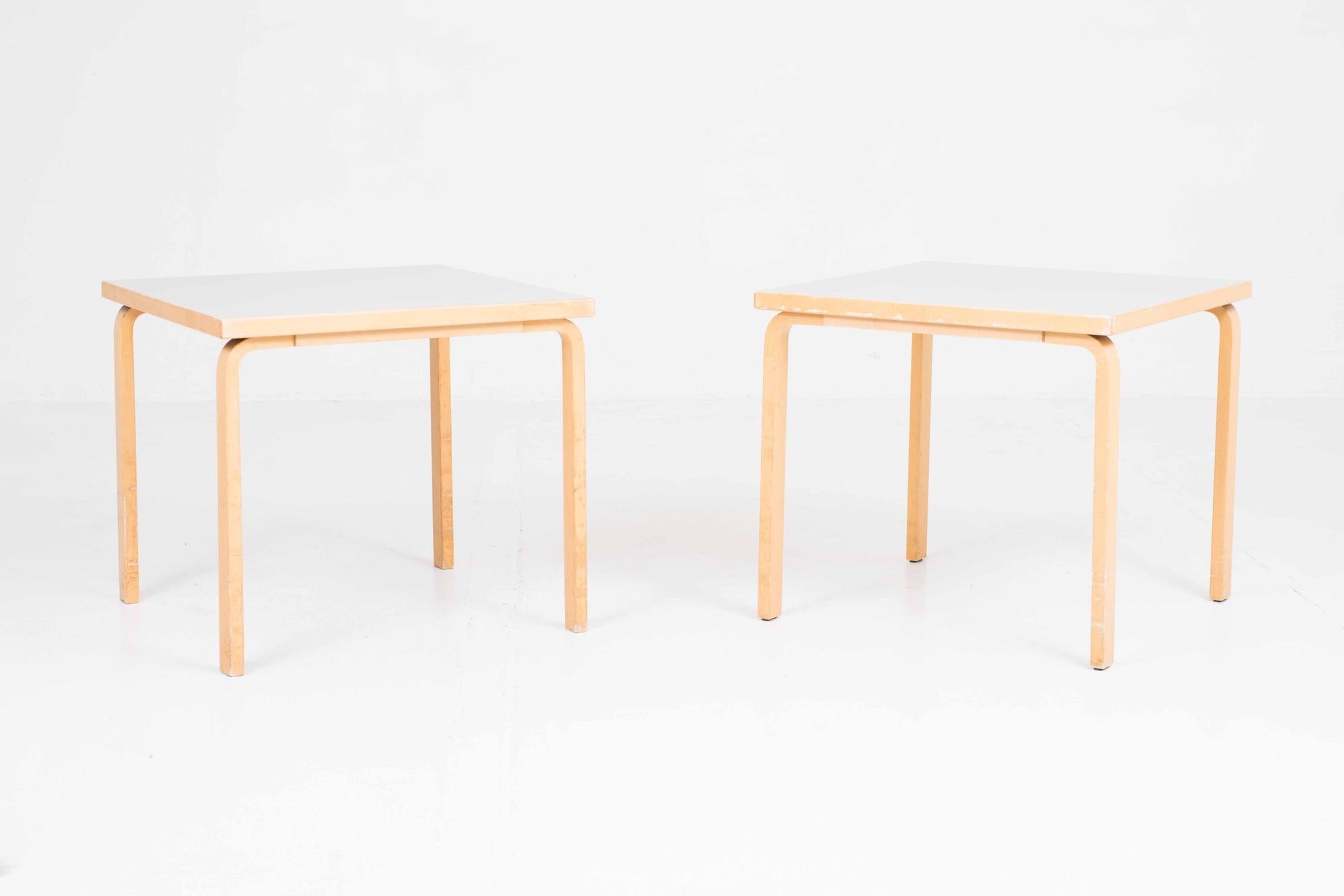 Vintage Tisch 90B von Alvar Aalto für Artek 80x80cm hellgrau HPL