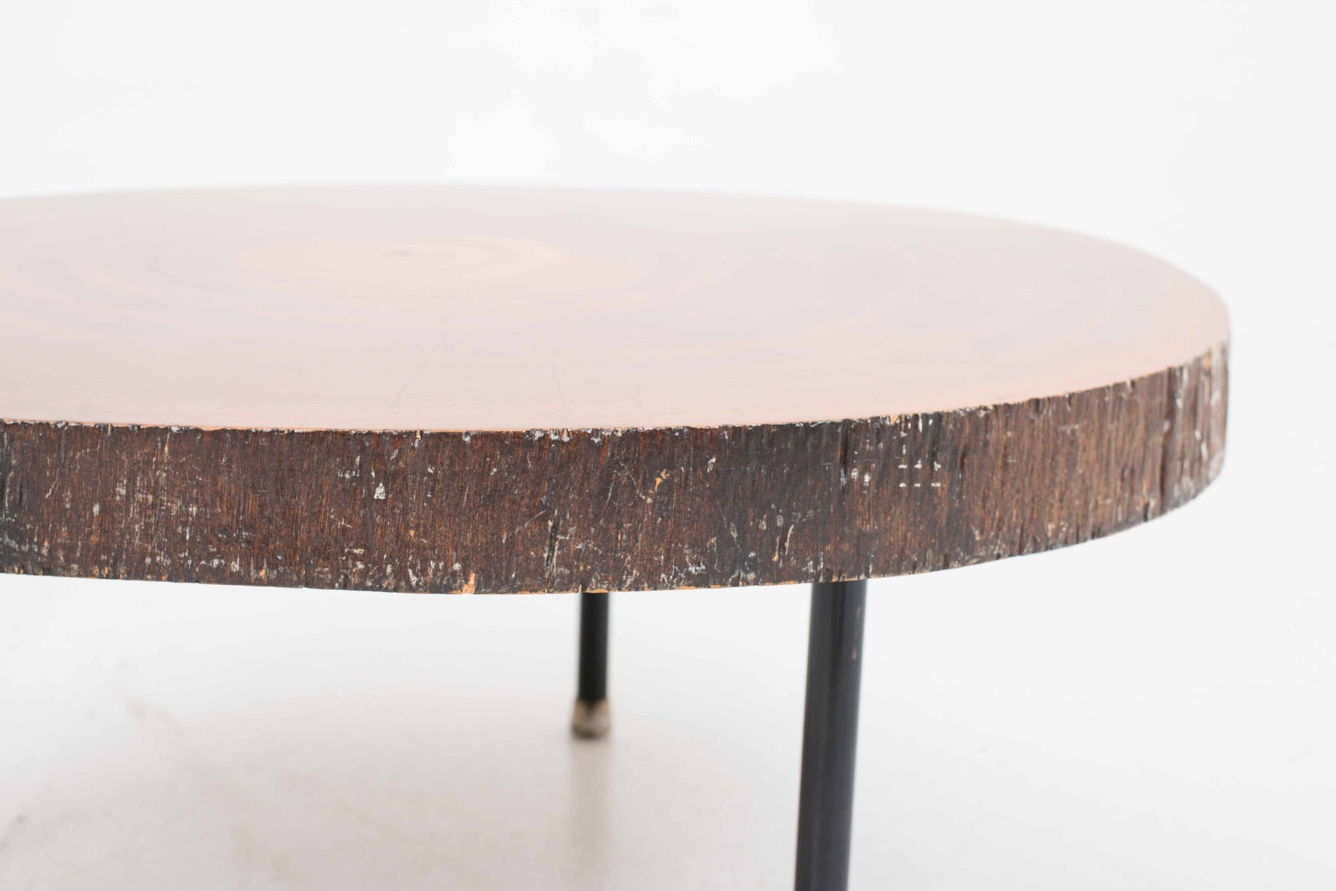 Vintage Couchtisch aus Tropenholz mit schwarzem Untergestell