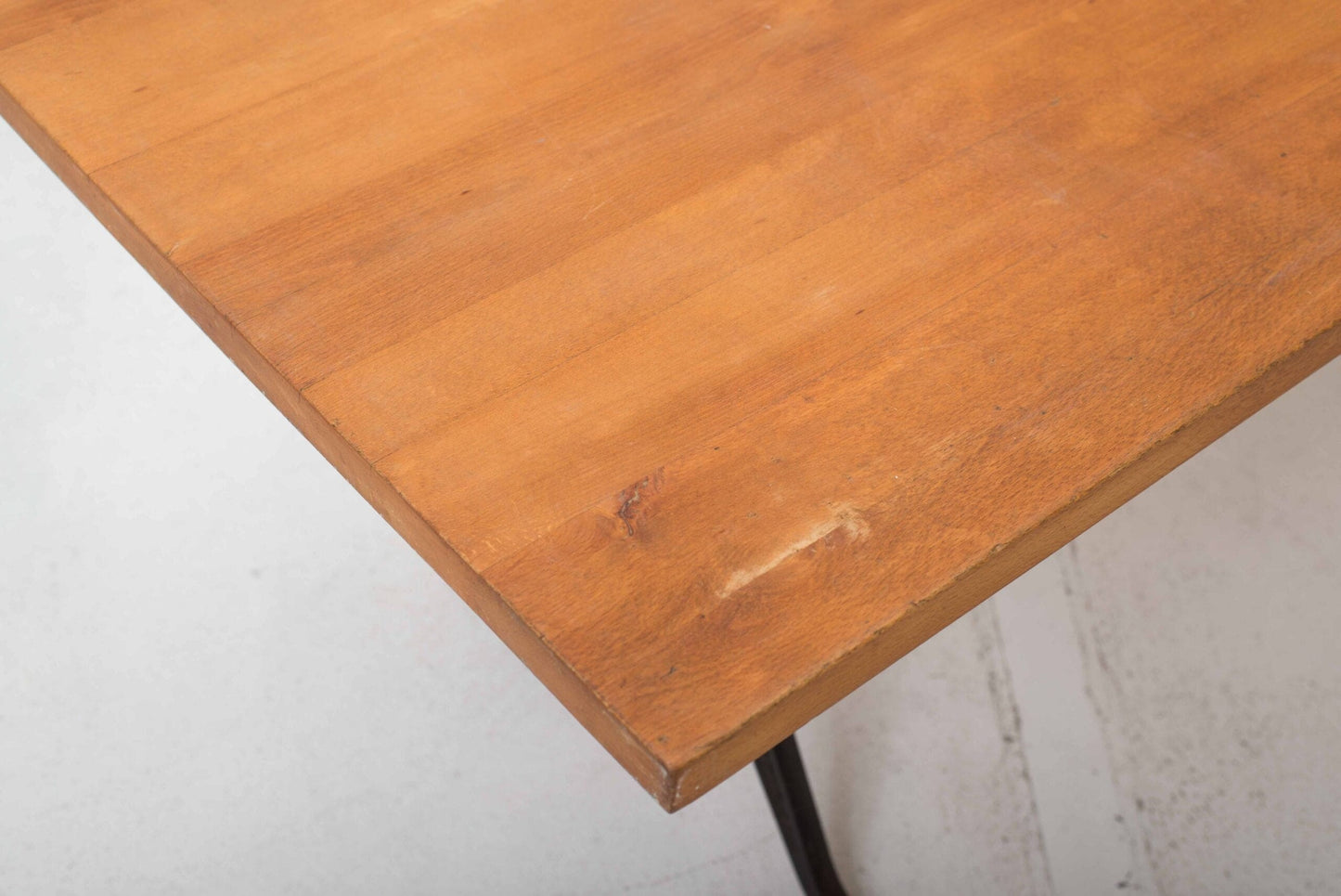 Table à manger vintage en noyer de Horgenglarus pieds en fonte