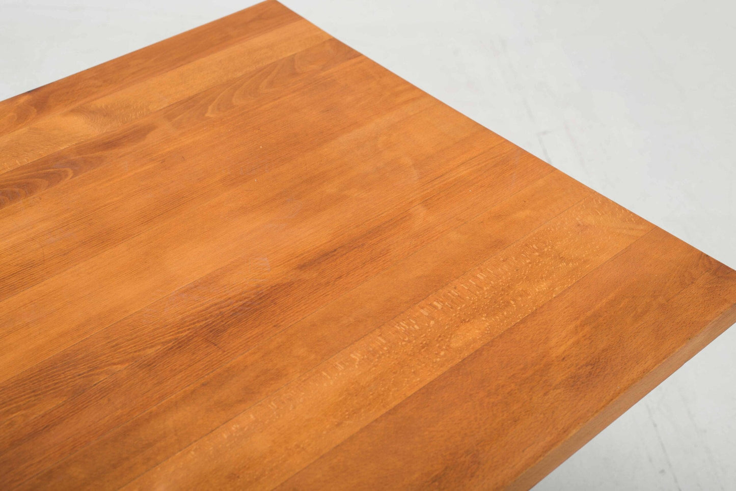 Table à manger vintage en noyer de Horgenglarus pieds en fonte