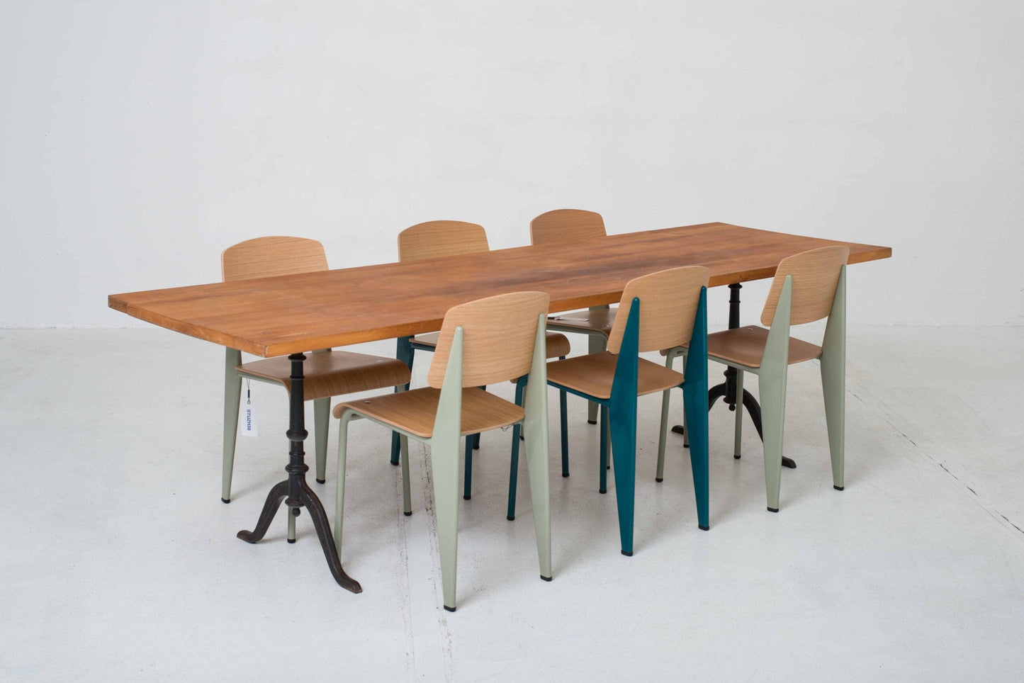 Table à manger vintage en noyer de Horgenglarus pieds en fonte