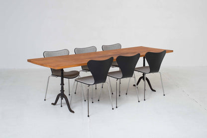 Table à manger vintage en noyer de Horgenglarus pieds en fonte