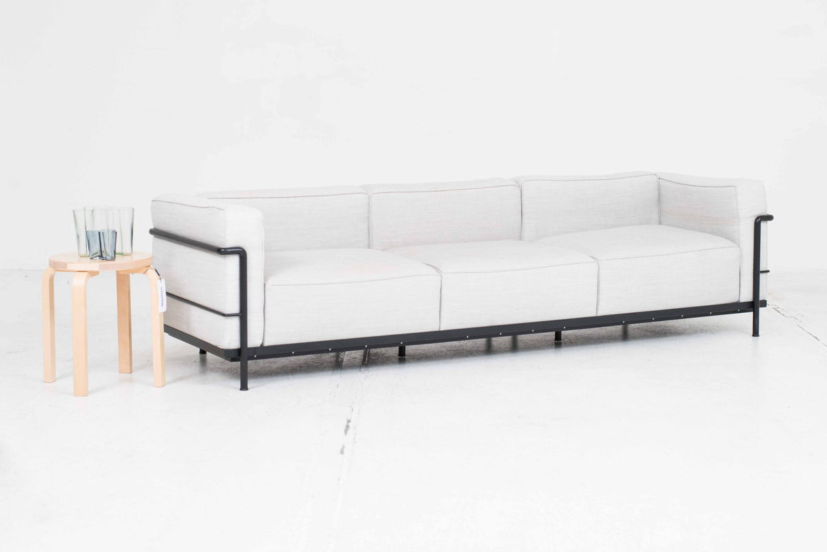 Cassina LC3 Sofa von Le Corbusier in grauem Stoff