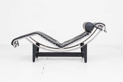 Chaise longue Cassina LC4 de Le Corbusier en cuir noir