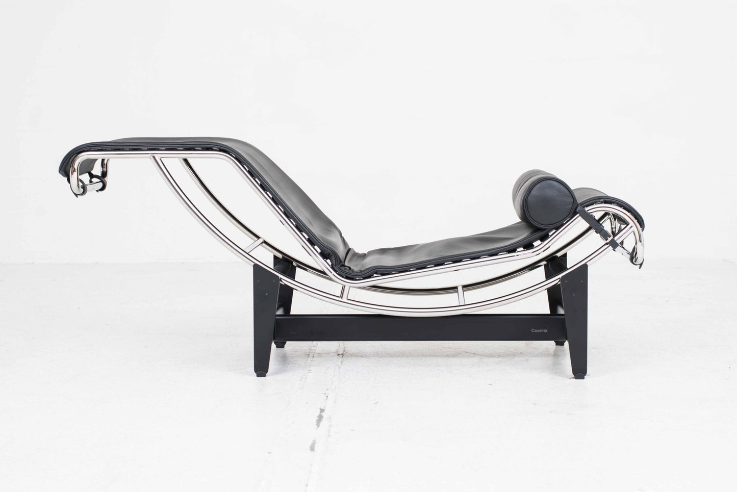 Chaise longue Cassina LC4 de Le Corbusier en cuir noir