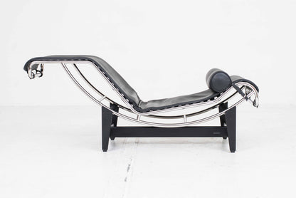 Chaise longue Cassina LC4 de Le Corbusier en cuir noir