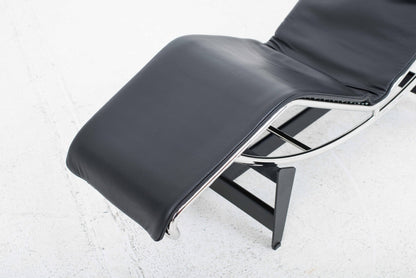 Chaise longue Cassina LC4 de Le Corbusier en cuir noir