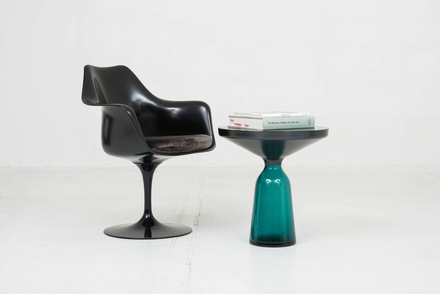 Vintage Beistelltisch Bell Table von ClassiCon montana-blau schwarz