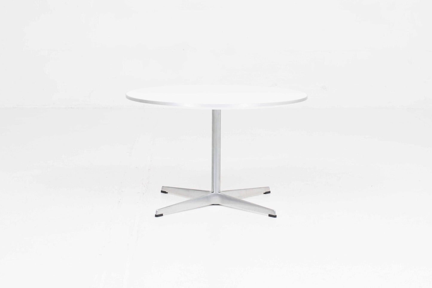 Vintage Couchtisch A222 von Arne Jacobsen für Fritz Hansen Weiß HPL