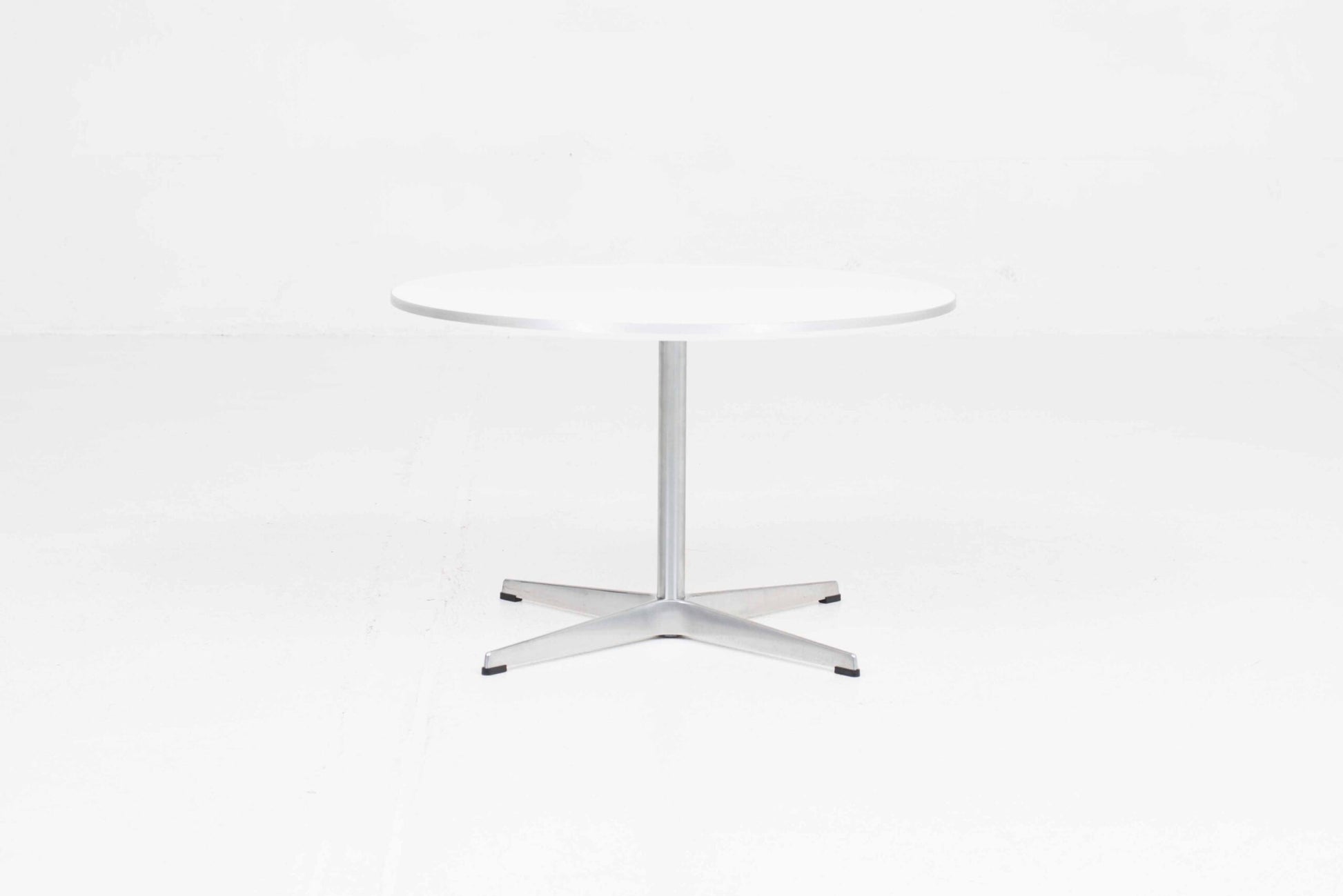 Vintage Couchtisch A222 von Arne Jacobsen für Fritz Hansen Weiß HPL