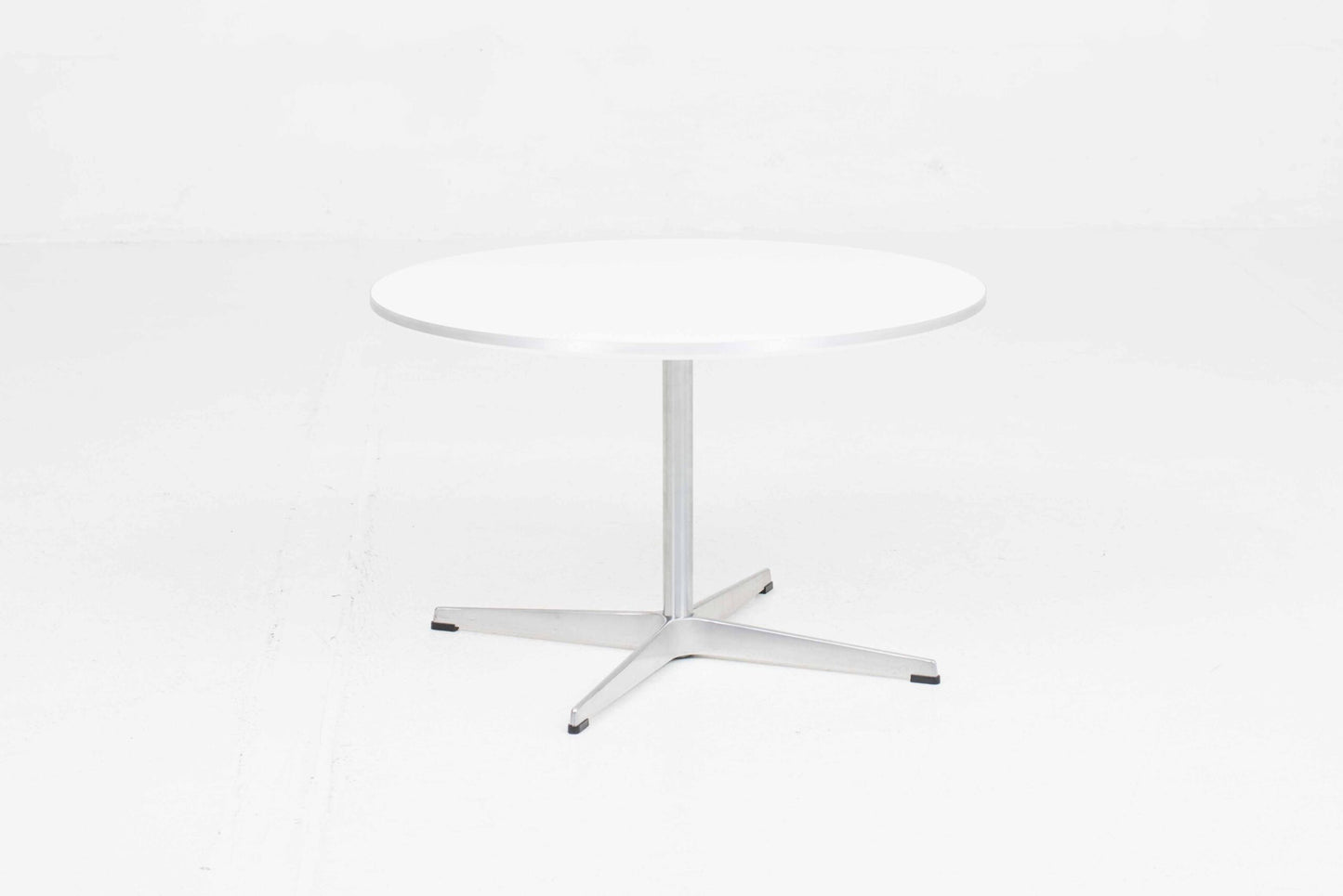 Vintage Couchtisch A222 von Arne Jacobsen für Fritz Hansen Weiß HPL