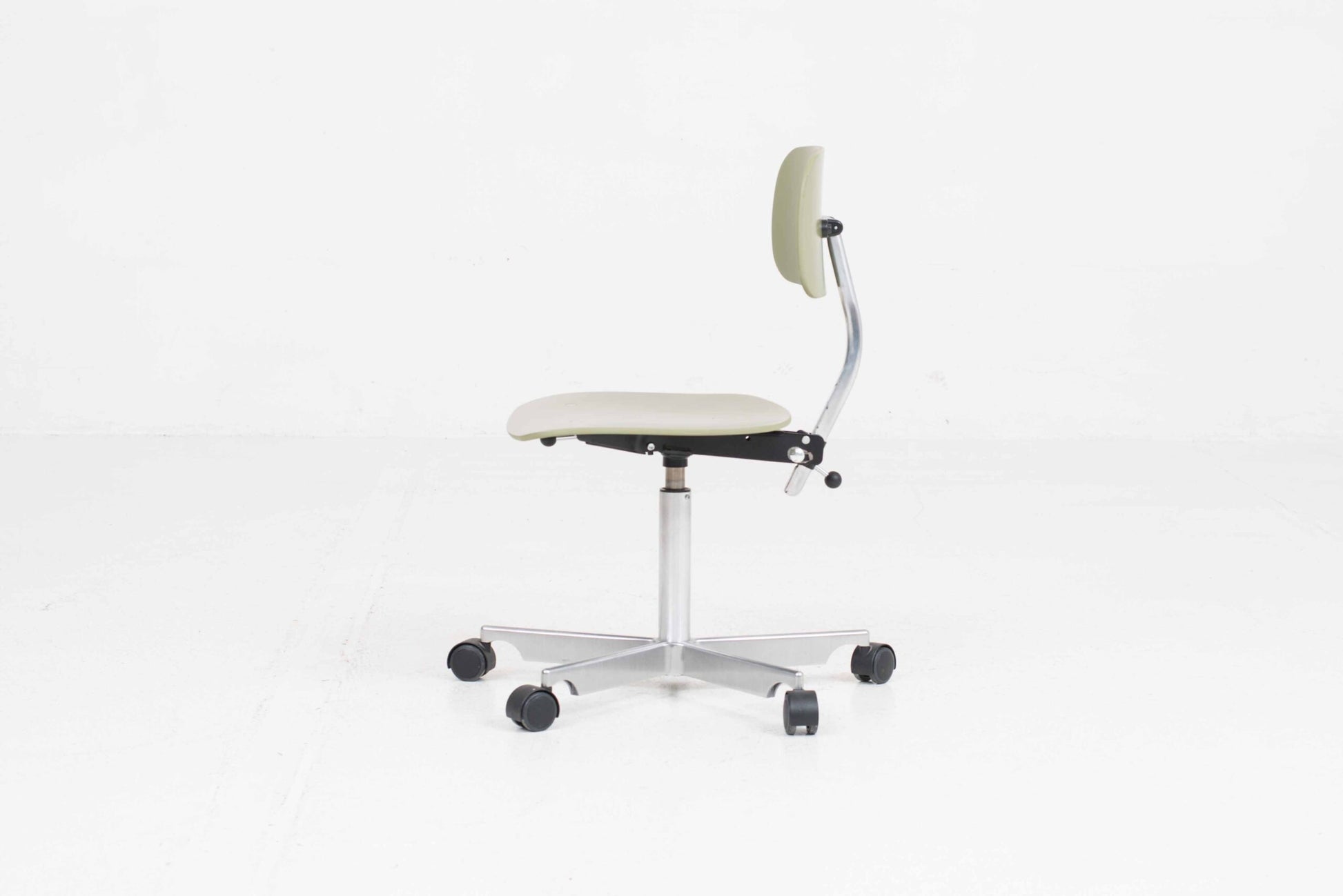 Vintage Bürostuhl "Kevi" von Jørgen Rasmussen für Fritz Hansen in Schilfgrün