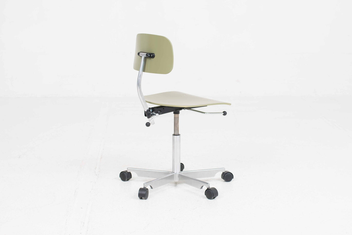 Vintage Bürostuhl "Kevi" von Jørgen Rasmussen für Fritz Hansen in Schilfgrün