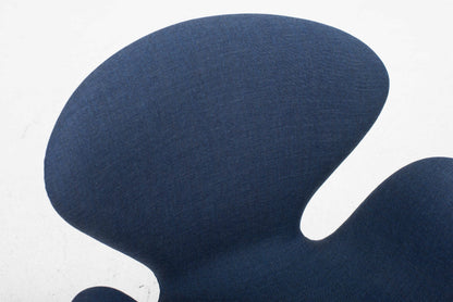 Vintage Sessel "Swan Chair" von Arne Jacobsen für Fritz Hansen, blauer Stoff