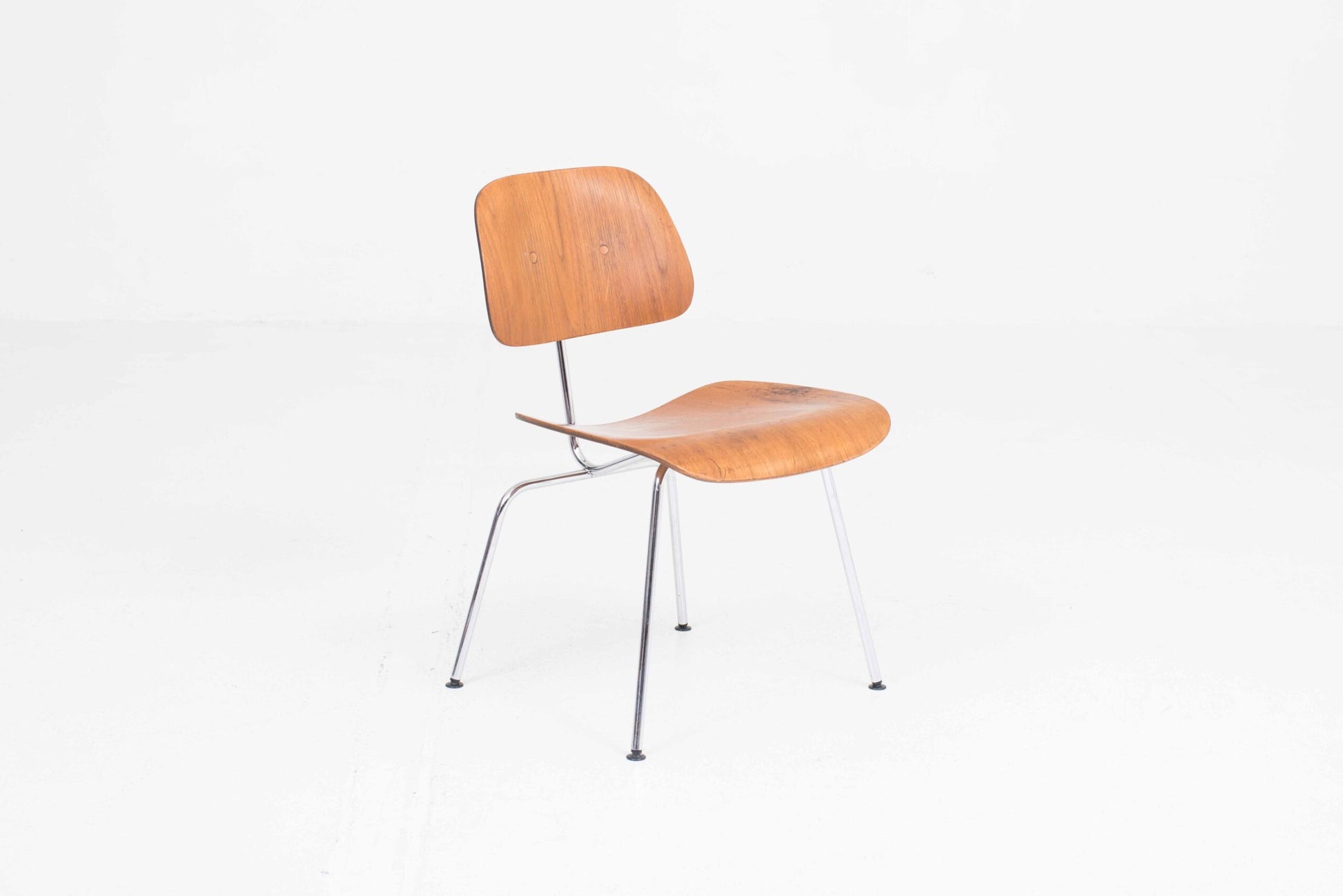 Vintage Stuhl DCM von Charles und Ray Eames für Herman Miller Nussbaum