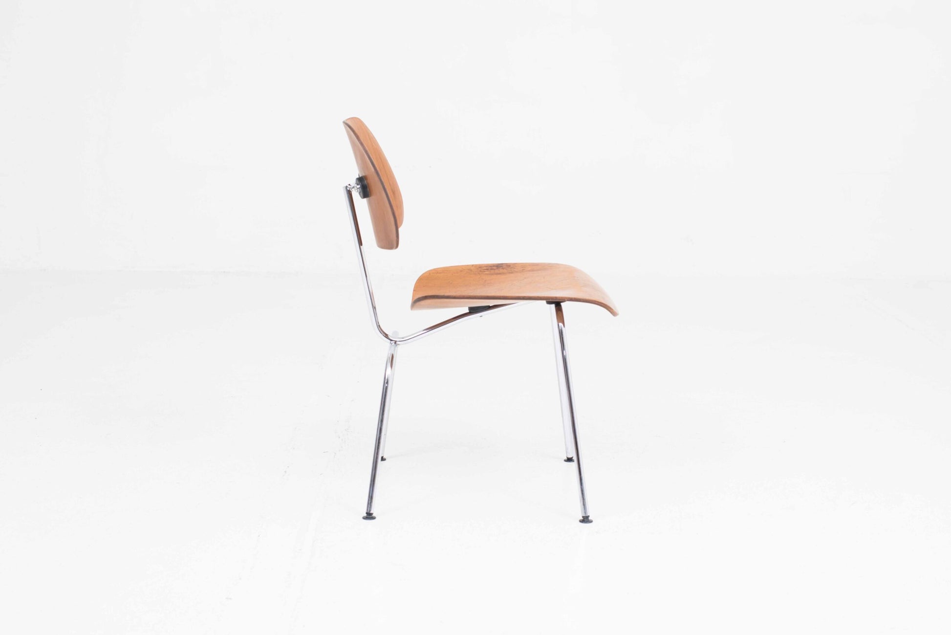 Vintage Stuhl DCM von Charles und Ray Eames für Herman Miller Nussbaum
