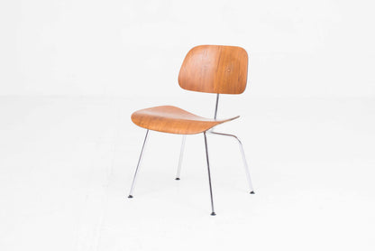 Vintage Stuhl DCM von Charles und Ray Eames für Herman Miller Nussbaum
